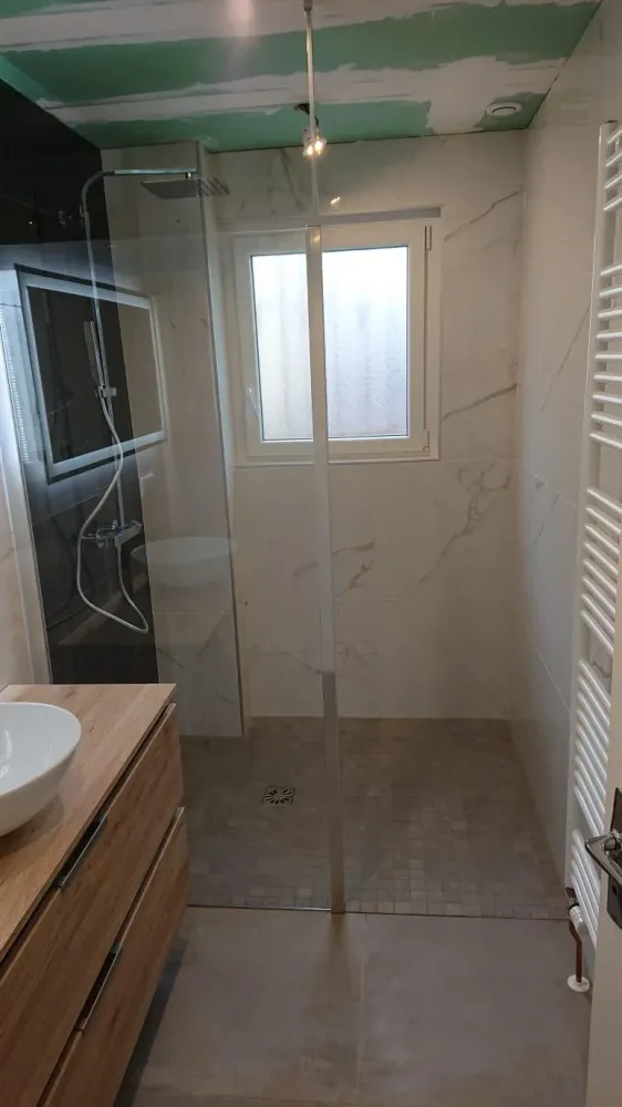 Douche à l’italienne ou cabine de douche classique : quel est le meilleur choix pour une petite salle de bain ?